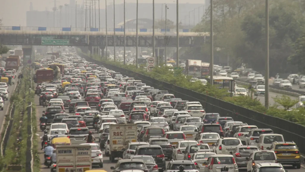Top Indian Automakers Oppose Weight Based Emission Relief traffic scene showing heavy car congestion in India