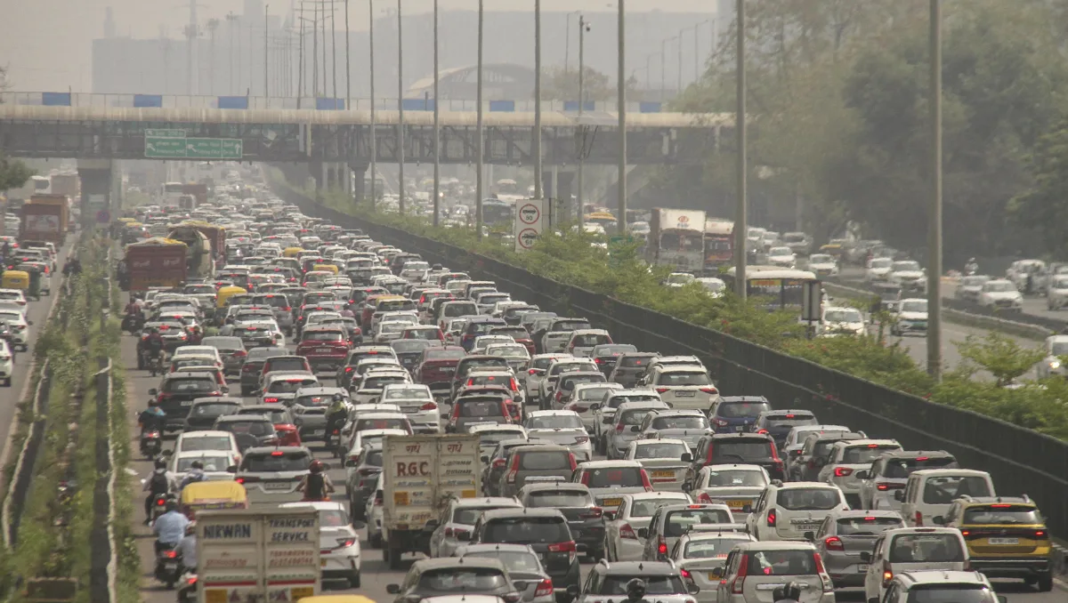 Top Indian Automakers Oppose Weight-Based Emission Relief traffic scene showing heavy car congestion in India