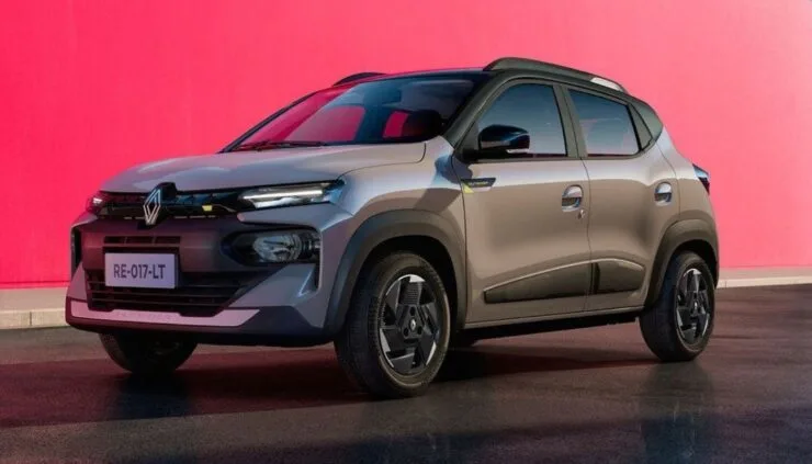 Front three-quarter angle of the silver Renault Kwid Facelift highlighting split LED DRLs, modern front grille, and alloy wheels.